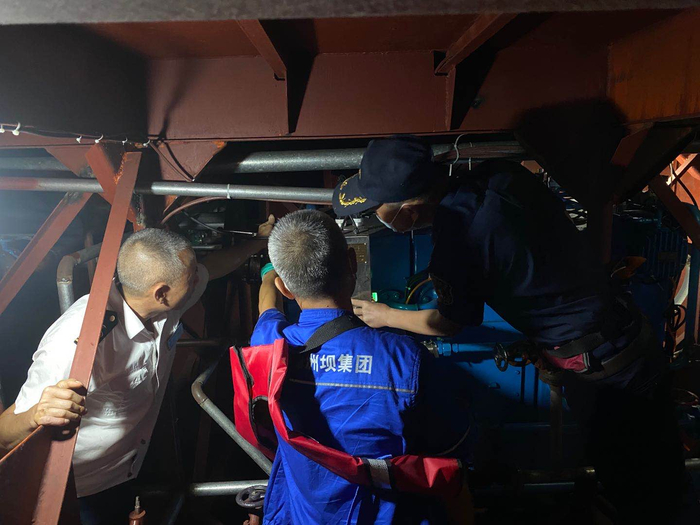 图为生活污水管路检查。三峡通航管理局供图