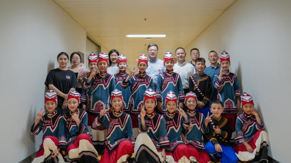 图释：演出开始前领导们后台慰问阿依合唱团小演员