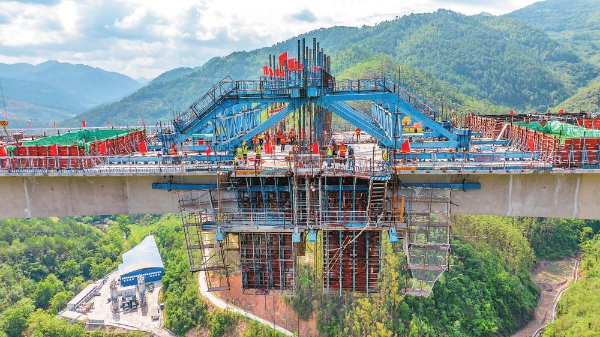 那兴高速公路那绍特大桥右幅合龙