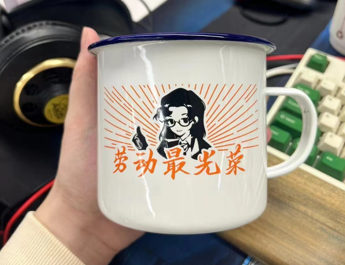 1999的官方周边饱受好评，图为销量极佳的张之之搪瓷杯（游研社编辑自用款）