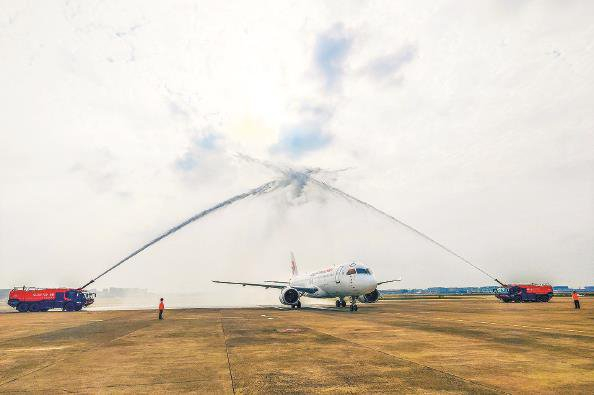             C919抵达上海虹桥机场穿过“水门”  本报记者  陶磊  摄          