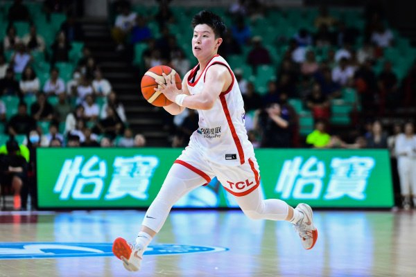 本场比赛,中国女篮后卫李缘带伤出战,戴着面具打了19分钟8投1中,三分4