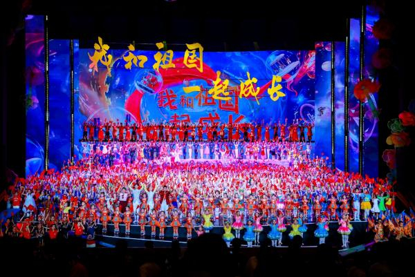 图释：2024年6月1日晚，阿依合唱团与全国1000多名青少年组成的40支表演团队登上国家大剧院舞台