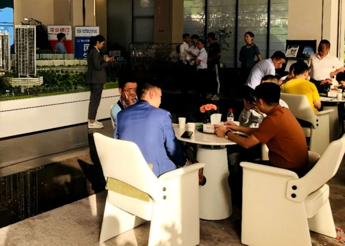 （深圳一处新房营销中心，许多购房者正在咨询。吴家明/摄）