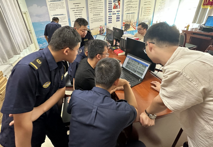 图为技术人员现场调试图像识别卡口算法。三峡通航管理局供图