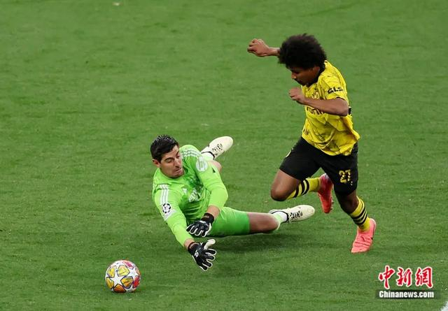 阿德耶米（右）在比赛中。图片来源：IC photo