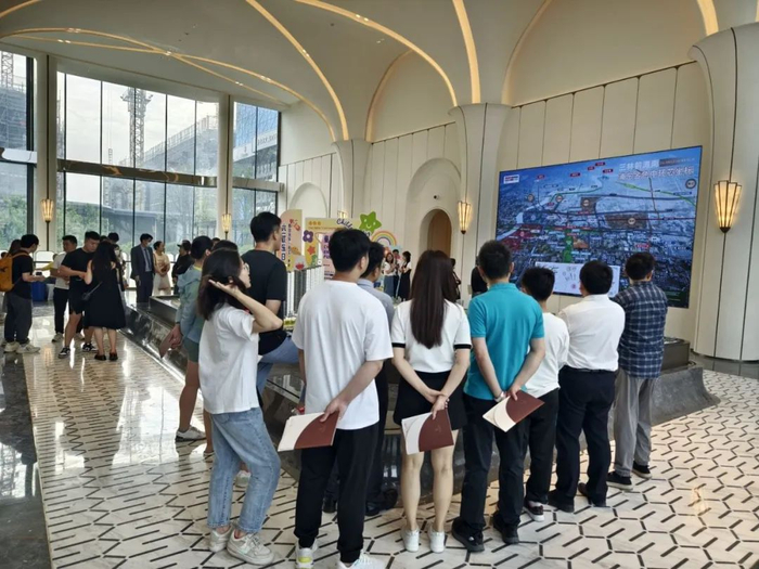 （上海浦东外环外的某在建楼盘售楼大厅。陈雨康/摄）