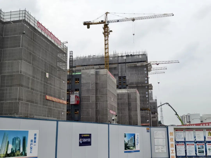 （上海浦东中环和外环之间的某在建楼盘工地。陈雨康/摄）