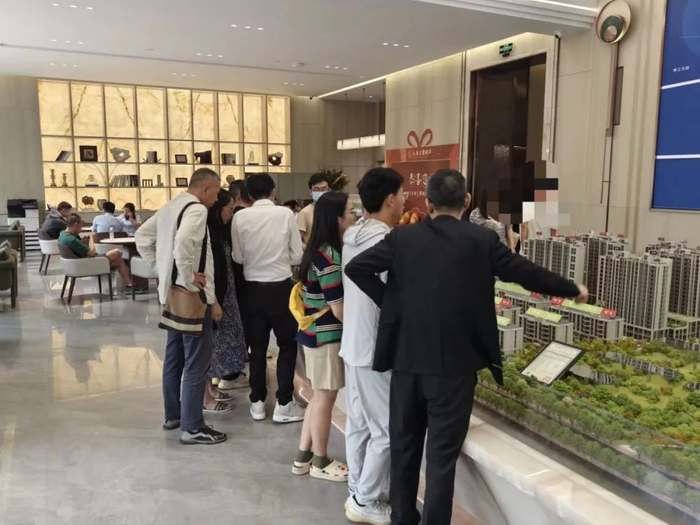 （上海浦东中环和外环之间的某在建楼盘售楼大厅。陈雨康/摄）