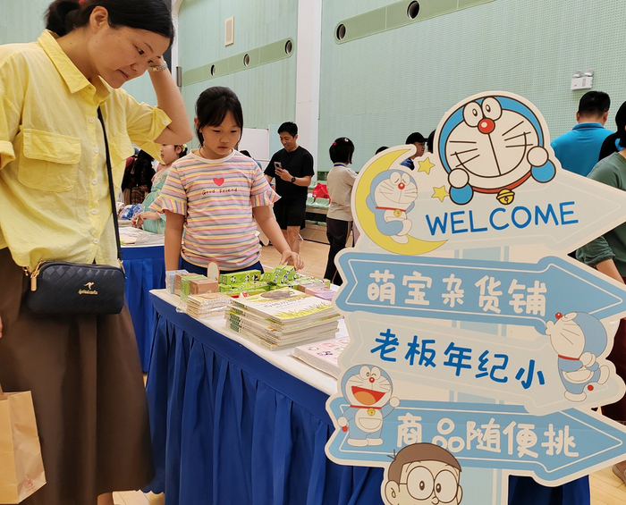 "爱心市集小摊主"们生意兴隆.