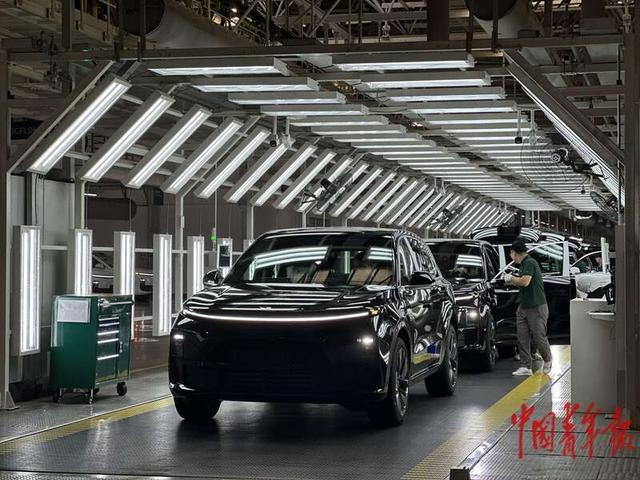 5月31日，正在下线的理想新能源汽车L6。 中青报·中青网记者 石佳/摄