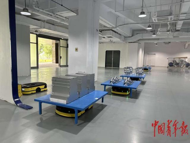 6月1日，在浩万公司5G智能积木工厂，AGV小车抓取、运输零部件。中青报·中青网记者 石佳/摄