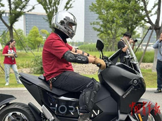 浩万公司自主研发的电动摩托车Senmenti 0，获得2024年首批德国红点奖。中青报·中青网记者 石佳/摄