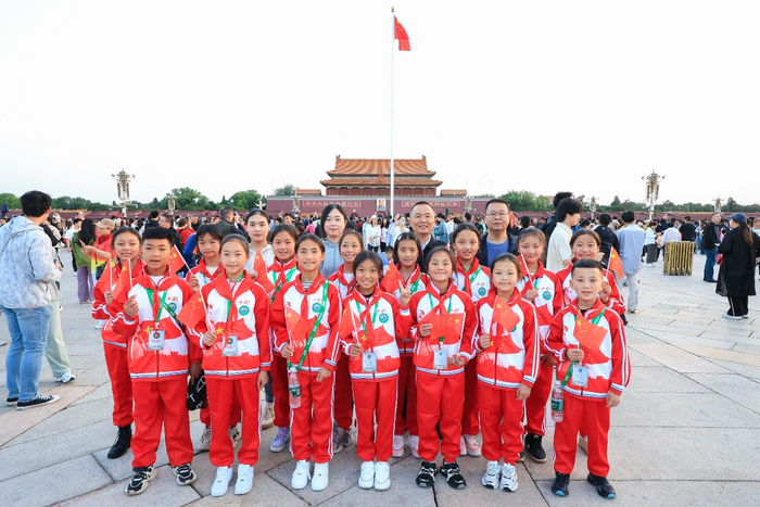 图释：2024年5月27日，阿依合唱团在天安门见证升旗仪式
