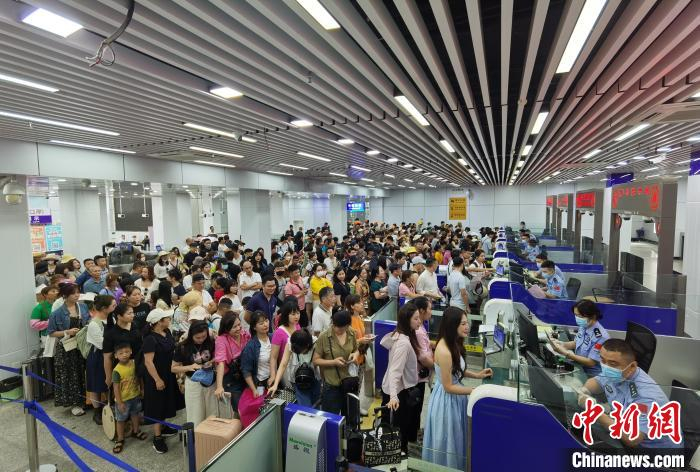 六一儿童节 大批越南籍旅客自广西东兴口岸入境