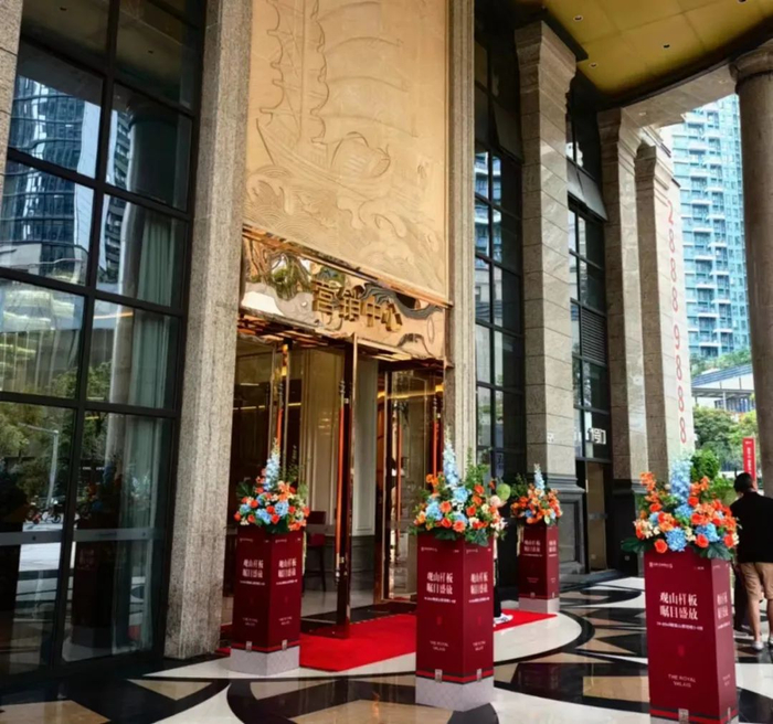 （深圳龙岗区，一处正准备开盘的新房项目正在布置现场。吴家明/摄）