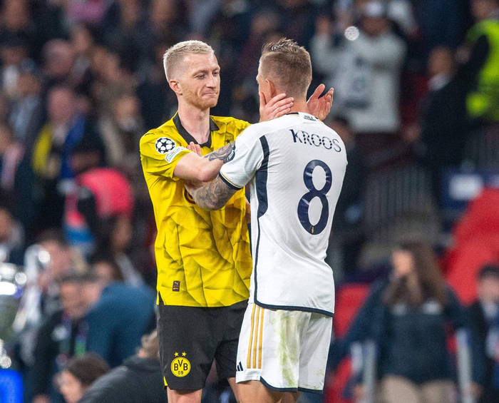 罗伊斯（左）和克罗斯两位老将惺惺相惜。