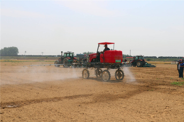 青岛市开展豆玉米带状复合种植机械化播种现场演示活动