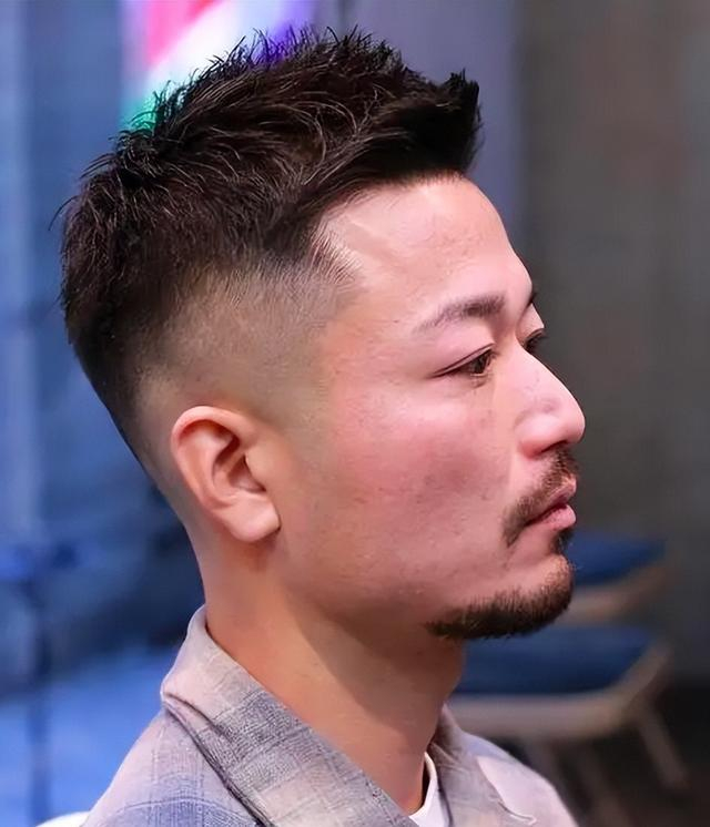 中年男人挑选的发型要贴合自身气质,干练利落,成熟稳重,平时也好方便