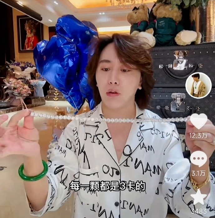 王红权星展示珠宝首饰。图 /&nbsp;短视频截图