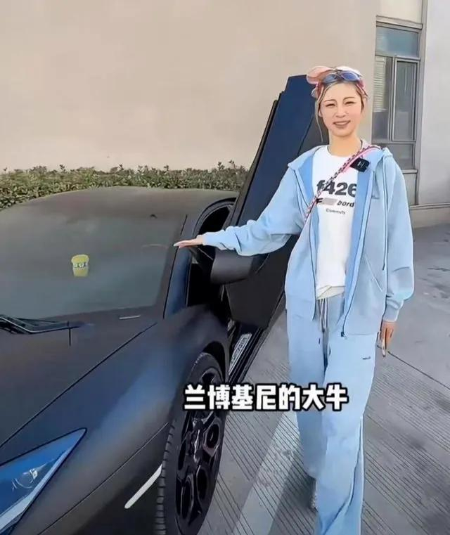痞幼展示250万元购入的兰博基尼。图 /&nbsp;短视频截图