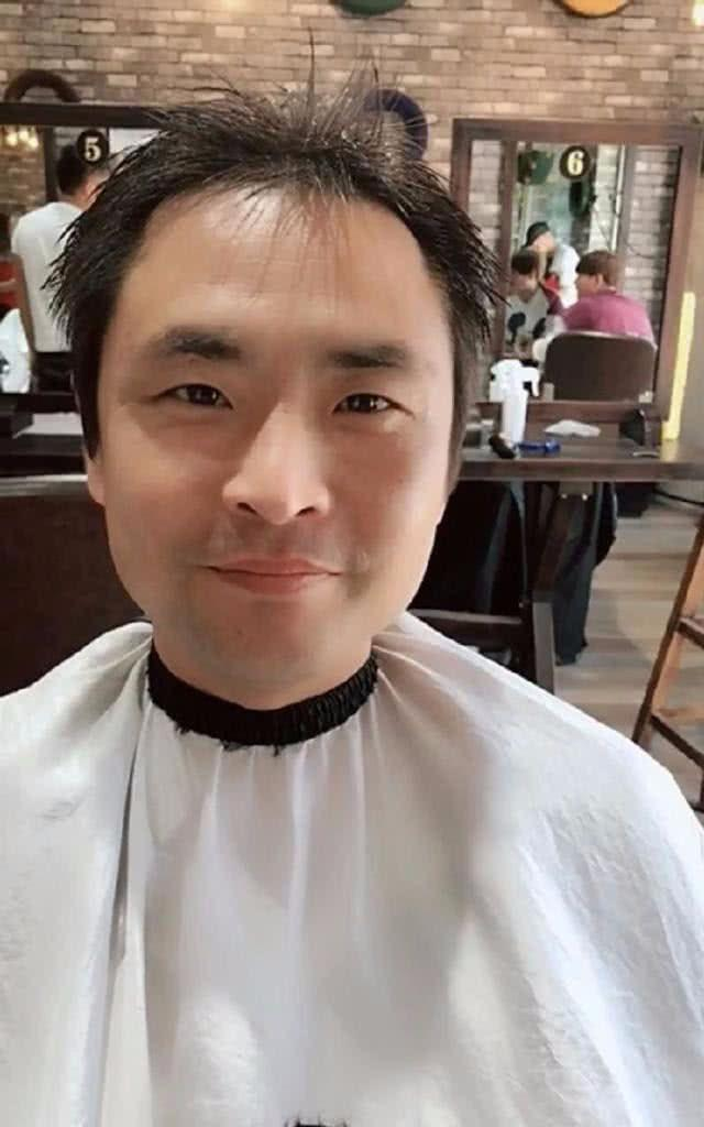 头发稀疏,发际线高的50岁男人,发型记住"3要3不要",帅气有型