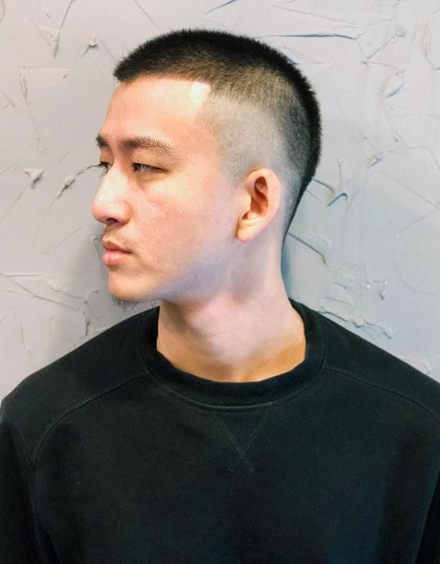 头发稀疏,发际线高的50岁男人,发型记住"3要3不要",帅气有型