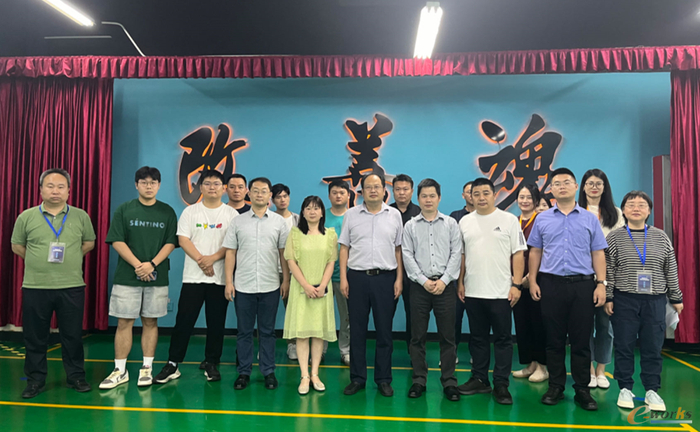 学员们在英业达精益道场合影学员们在英业达现场交流在参观结束后
