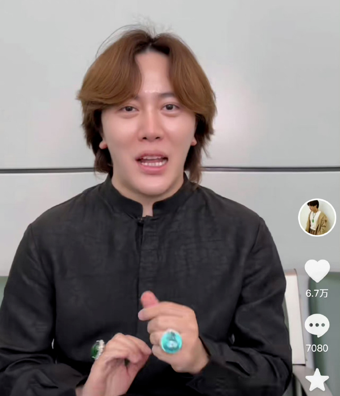 王红权星手上的珠宝很是闪亮。图 /&nbsp;短视频截图
