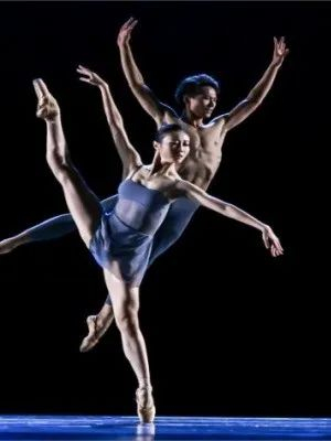 "融通中外",意为中国舞蹈亦有文明交流互鉴之硕果.