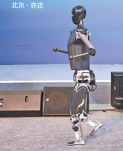 "奔跑"起来的机器人(在现场)