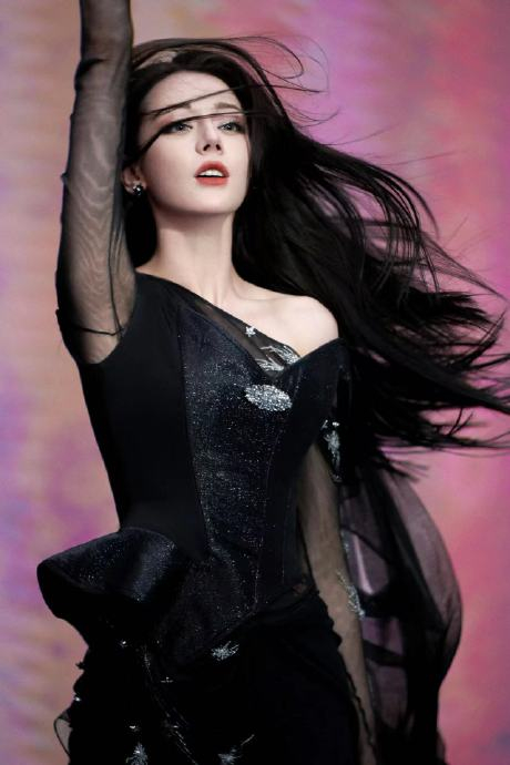 连头发丝都在跳舞的热巴,舞台魅力太强啦