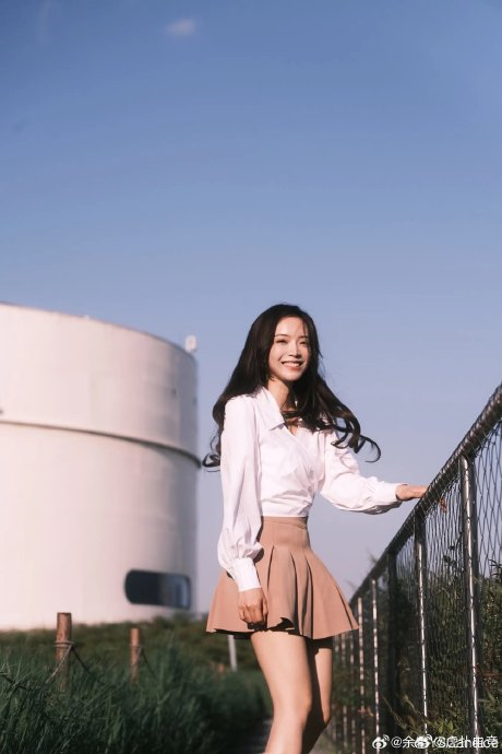 lpl主持人余霜分享照片:总有一缕风,会吹进你的心头
