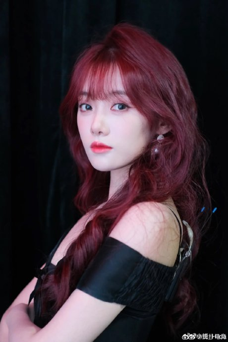 lpl主持人小钰分享照片:夏天就是要红红火火!