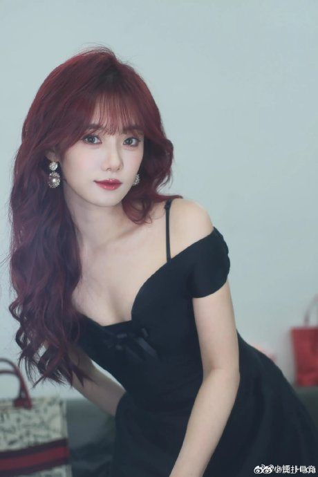 lpl主持人小钰分享照片:夏天就是要红红火火!