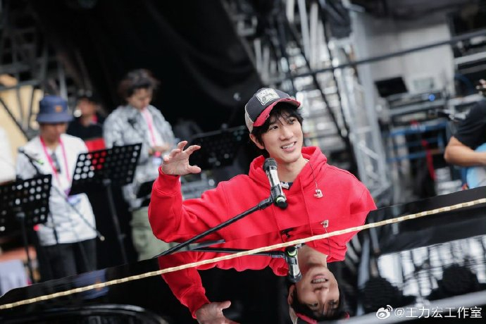 接下来的这首歌就不得了了…是咱们堂堂正正的,货