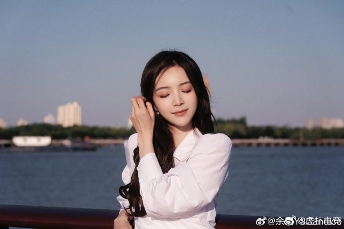 lpl主持人余霜分享照片:总有一缕风,会吹进你的心头
