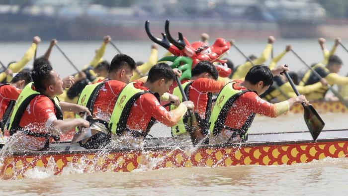 2024年6月2日，广西梧州，2024中国-东盟国际龙舟公开赛赛况。视觉中国 图