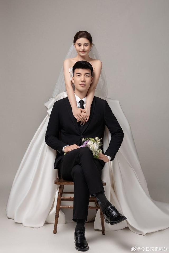 15甜蜜暴击!吕俊虎妻子晒二人的婚纱照