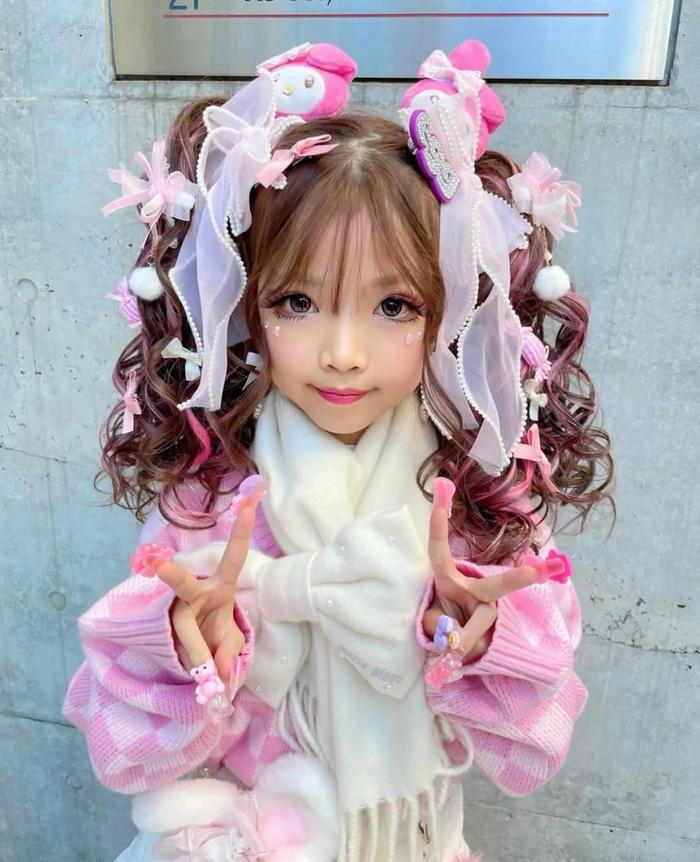 日本37岁性感辣妈公开9岁女儿合照,浓艳辣妹妆遭网友批:活体洋娃娃!