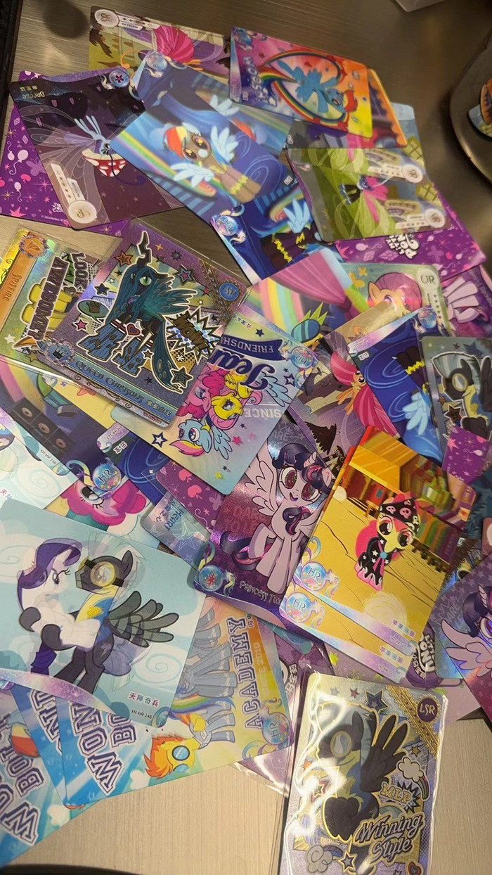 后来，黄女士家里收到了一堆小马宝莉的卡牌（受访者提供）。