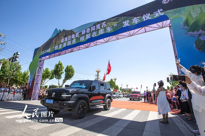 来自全国各地的1200余辆自驾游车辆在库车市开启独库公路之旅
