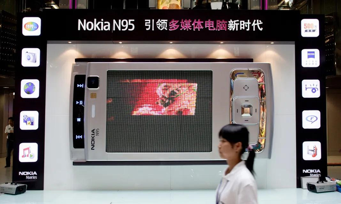 当年，不少功能机在设计上百花齐放，比如2007年爆红的诺基亚N95。（图/视觉中国）