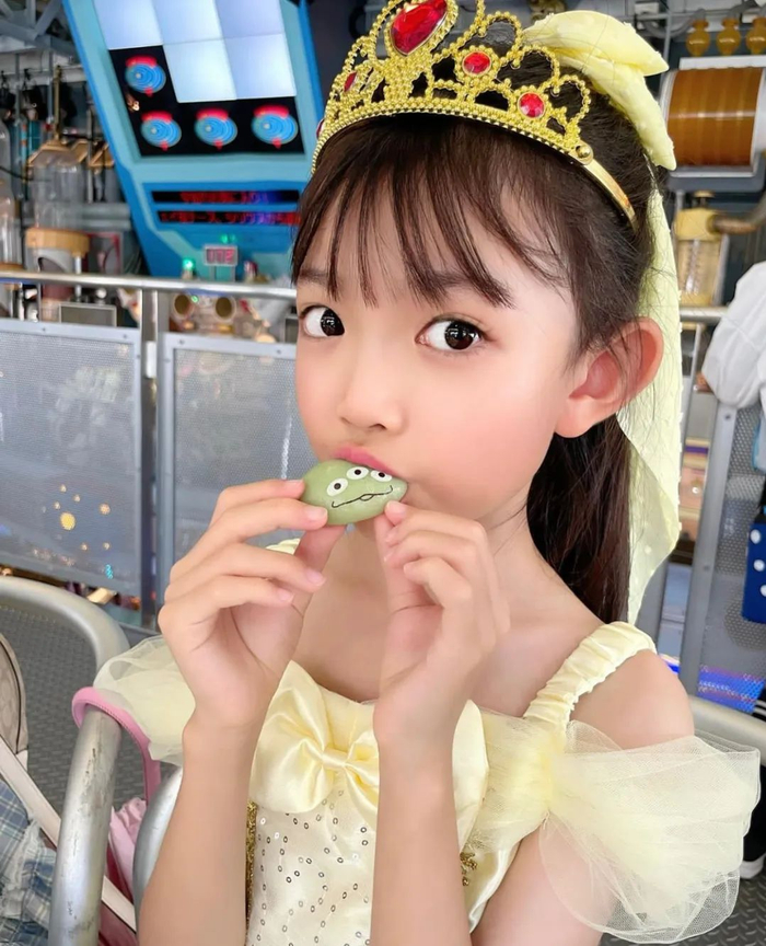 日本37岁性感辣妈公开9岁女儿合照,浓艳辣妹妆遭网友批:活体洋娃娃!