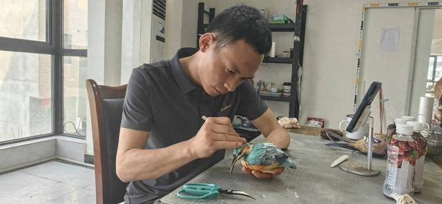 许君为鸟着色 封面新闻记者 周洪攀 摄