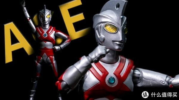 6,泰罗第一个长着双角的主角奥特曼,胸前也有铠甲但是是护身用的,没有