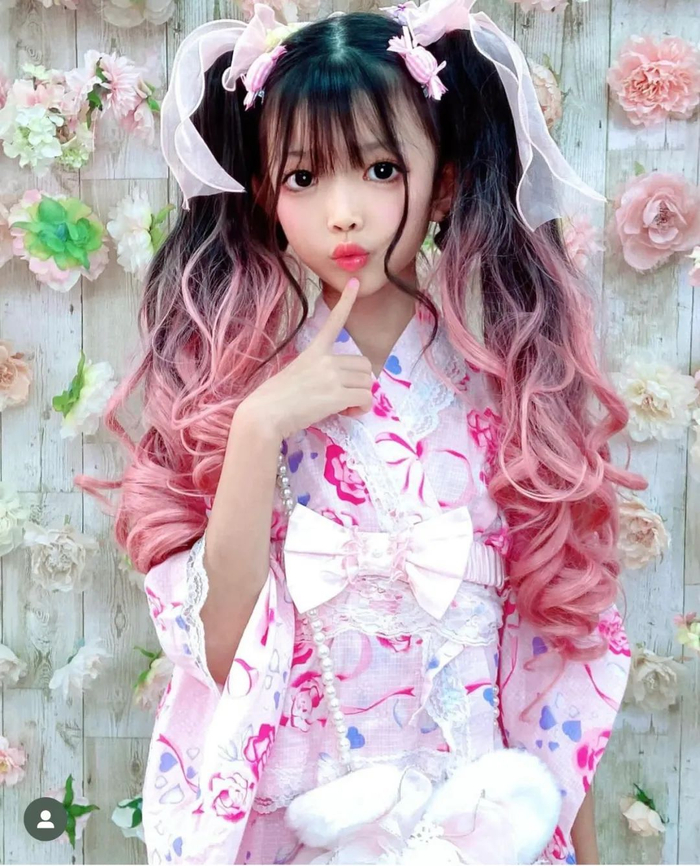 日本37岁性感辣妈公开9岁女儿合照,浓艳辣妹妆遭网友批:活体洋娃娃!