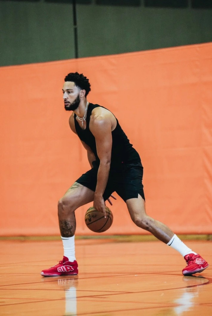 西蒙斯练习运球__财经头条