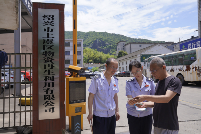 在杭州市富阳区,飞隆环保固废利用有限公司负责人姜凌群介绍,政策推行