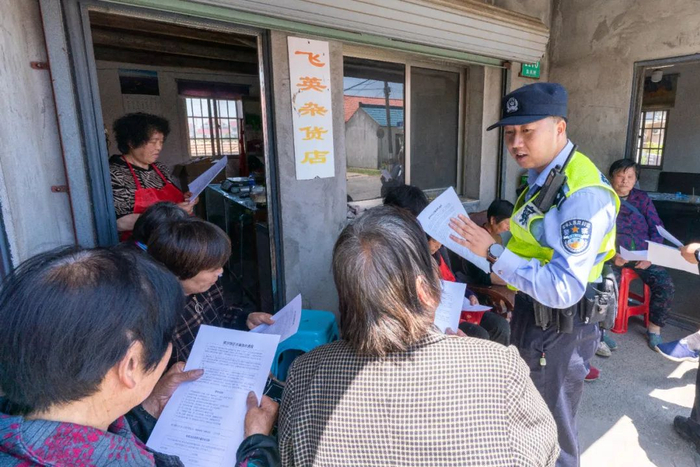 民警姚金卫社区走访